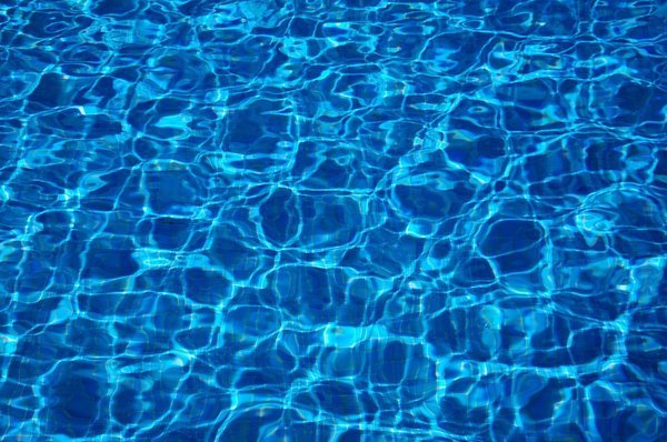 Comment utiliser des couvertures thermiques pour maintenir la température de l'eau de votre piscine?